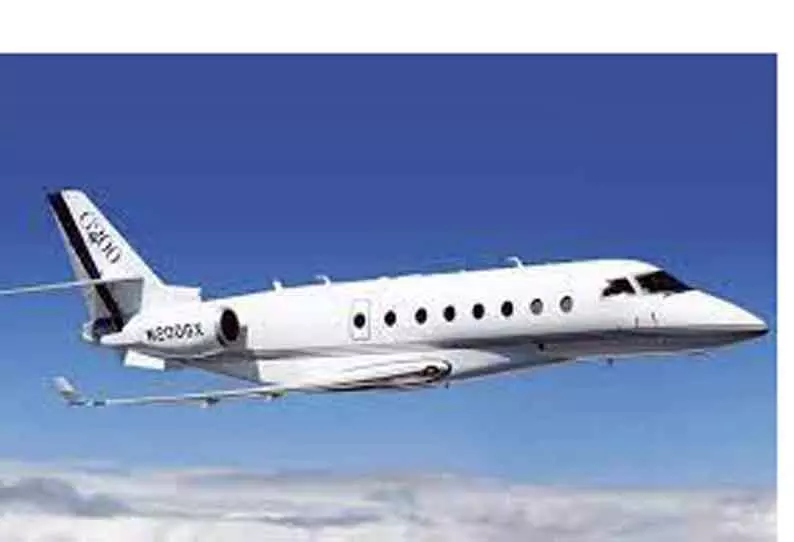 அபுதாபியில் இருந்து மும்பை வந்த விமானத்தில் அரை நிர்வாண கோலத்தில் பெண் பயணி ரகளை