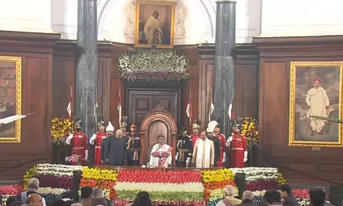 திருவள்ளுவர், ஆதிசங்கரர் வழியில் மத்திய அரசு - ஜனாதிபதி திரவுபதி  முர்மு