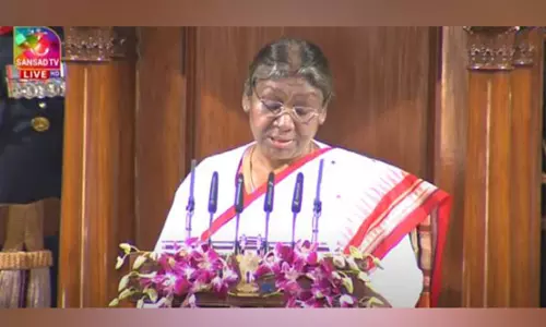 உலகம் முழுவதும் உள்ள உற்பத்தி நிறுவனங்கள் இந்தியாவை நோக்கி படையெடுத்து வருகின்றன - ஜனாதிபதி உரை உலகம் முழுவதும் உள்ள உற்பத்தி நிறுவனங்கள் இந்தியாவை நோக்கி படையெடுத்து வருகின்றன - ஜனாதிபதி உரை