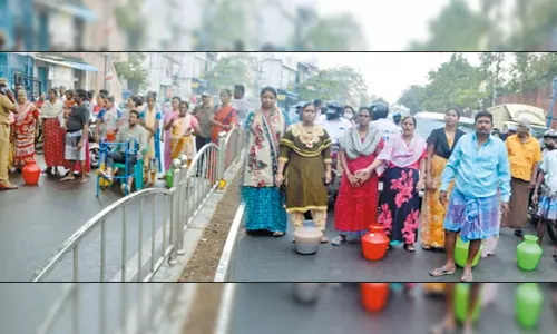 குடிநீரில் கழிவுநீர் கலந்து வருவதாக காலி குடங்களுடன் பொதுமக்கள் சாலை மறியல் குடிநீரில் கழிவுநீர் கலந்து வருவதாக காலி குடங்களுடன் பொதுமக்கள் சாலை மறியல்