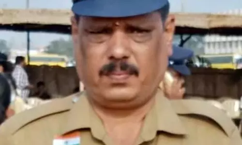 அரசு விழாவில் தேசிய கீதம் ஒலிக்கும் போது செல்போனில் பேசிய சிறப்பு சப்-இன்ஸ்பெக்டர் பணி இடைநீக்கம்-நாமக்கல் மாவட்ட போலீஸ் சூப்பிரண்டு உத்தரவு அரசு விழாவில் தேசிய கீதம் ஒலிக்கும் போது செல்போனில் பேசிய சிறப்பு சப்-இன்ஸ்பெக்டர் பணி இடைநீக்கம்-நாமக்கல் மாவட்ட போலீஸ் சூப்பிரண்டு உத்தரவு