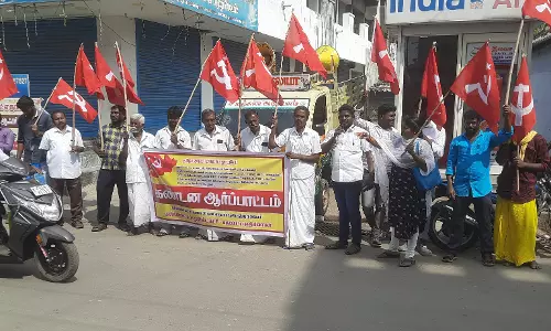 எருமப்பட்டியில் மார்க்சிஸ்ட் கம்யூனிஸ்டு கட்சியினர் ஆர்ப்பாட்டம் எருமப்பட்டியில் மார்க்சிஸ்ட் கம்யூனிஸ்டு கட்சியினர் ஆர்ப்பாட்டம்