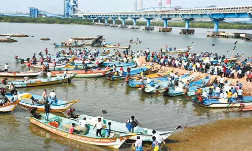 மீன்பிடி பகுதியில் உயர் மின்கோபுரம் அமைக்க எதிர்ப்பு; 8 மீனவ கிராம மக்கள் கொசஸ்தலை ஆற்றில் படகில் சென்று போராட்டம் மீன்பிடி பகுதியில் உயர் மின்கோபுரம் அமைக்க எதிர்ப்பு; 8 மீனவ கிராம மக்கள் கொசஸ்தலை ஆற்றில் படகில் சென்று போராட்டம்