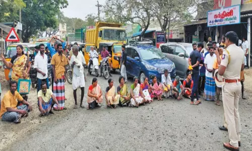 பல ஆண்டுகளாக பயன்படுத்திய பாதை ஆக்கிரமிப்பு; காஞ்சீபுரம்-உத்திரமேரூர் சாலையில் பொதுமக்கள் மறியல் பல ஆண்டுகளாக பயன்படுத்திய பாதை ஆக்கிரமிப்பு; காஞ்சீபுரம்-உத்திரமேரூர் சாலையில் பொதுமக்கள் மறியல்