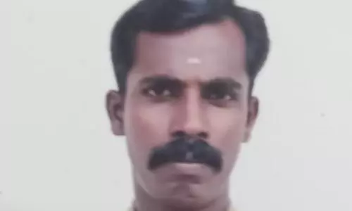 மோட்டார் சைக்கிள் மீது சரக்கு வாகனம் மோதிய விபத்தில் போக்குவரத்து போலீஸ்காரர் பலி மோட்டார் சைக்கிள் மீது சரக்கு வாகனம் மோதிய விபத்தில் போக்குவரத்து போலீஸ்காரர் பலி