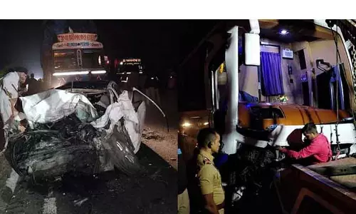 மும்பை-ஆமதாபாத் நெடுஞ்சாலையில் விபத்து: ஆம்னி பஸ் மீது கார் மோதி பெண் உள்பட 4 பேர் பலி மும்பை-ஆமதாபாத் நெடுஞ்சாலையில் விபத்து: ஆம்னி பஸ் மீது கார் மோதி பெண் உள்பட 4 பேர் பலி