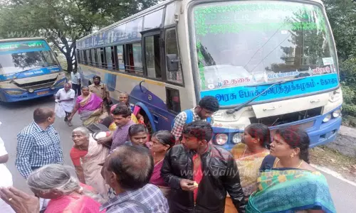 அடிக்கடி பழுதாகி நடுரோட்டில் நிற்கும் அரசு பஸ்களால் பயணிகள் பரிதவிப்பு-உரிய நடவடிக்கை எடுக்க வலியுறுத்தல் அடிக்கடி பழுதாகி நடுரோட்டில் நிற்கும் அரசு பஸ்களால் பயணிகள் பரிதவிப்பு-உரிய நடவடிக்கை எடுக்க வலியுறுத்தல்