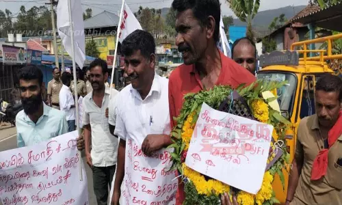 நெடுஞ்சாலையில் வேகத்தடை அமைப்பதை கண்டித்து ஜனநாயக வாலிபர் சங்கத்தினர் ஆர்ப்பாட்டம் நெடுஞ்சாலையில் வேகத்தடை அமைப்பதை கண்டித்து ஜனநாயக வாலிபர் சங்கத்தினர் ஆர்ப்பாட்டம்