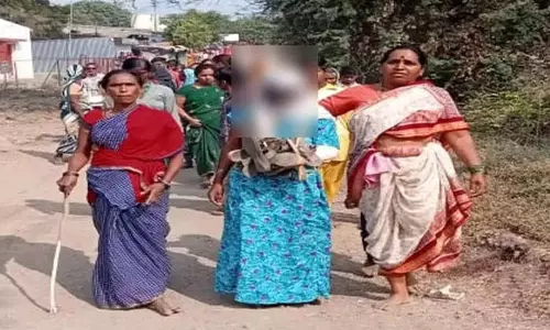 கணவர் தற்கொலையில் சந்தேகம் எழுப்பிய பெண் முகத்தில் கரி பூசி, செருப்பு மாலை அணிவித்து ஊர்வலம் கணவர் தற்கொலையில் சந்தேகம் எழுப்பிய பெண் முகத்தில் கரி பூசி, செருப்பு மாலை அணிவித்து ஊர்வலம்