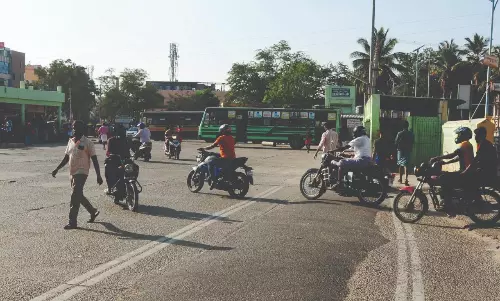 உடுமலை மத்திய பஸ் நிலையத்துக்குள் தாறுமாறாக வாகனங்கள் இயக்கப்படுவதால் பயணிகள் அவதி உடுமலை மத்திய பஸ் நிலையத்துக்குள் தாறுமாறாக வாகனங்கள் இயக்கப்படுவதால் பயணிகள் அவதி