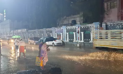 சாலைகளில் வெள்ளப்பெருக்கு சாலைகளில் வெள்ளப்பெருக்கு