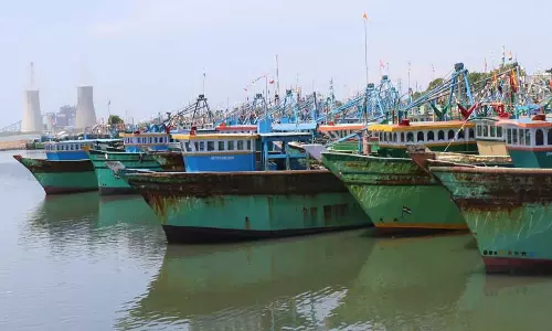 தூத்துக்குடியில் சுழல்காற்று எச்சரிக்கை:விசைப்படகு மீனவர்கள் கடலுக்கு செல்லவில்லை தூத்துக்குடியில் சுழல்காற்று எச்சரிக்கை:விசைப்படகு மீனவர்கள் கடலுக்கு செல்லவில்லை