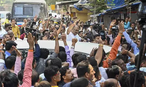 அனில் பரப் தொடர்புடைய பாந்திரா அலுவலக கட்டிடம் இடிப்பு- திடீர் போராட்டத்தால் பரபரப்பு அனில் பரப் தொடர்புடைய பாந்திரா அலுவலக கட்டிடம் இடிப்பு- திடீர் போராட்டத்தால் பரபரப்பு