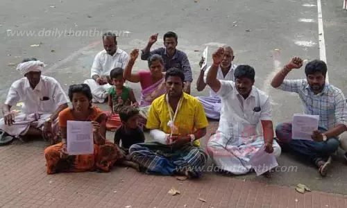 அ.தி.மு.க. நிர்வாகி குடும்பத்தினருடன் தரையில் அமர்ந்து போராட்டம் அ.தி.மு.க. நிர்வாகி குடும்பத்தினருடன் தரையில் அமர்ந்து போராட்டம்