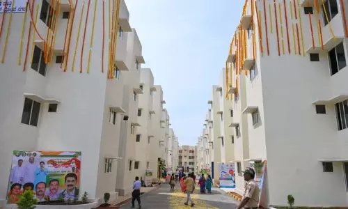 முதல்-மந்திரியின் ஒரு லட்சம் வீடுகள் கட்டும் திட்டத்தில் முதல்கட்டமாக 1,000 வீடுகளை பயனாளிகளுக்கு வழங்கிய முதல்-மந்திரி பசவராஜ் பொம்மை முதல்-மந்திரியின் ஒரு லட்சம் வீடுகள் கட்டும் திட்டத்தில் முதல்கட்டமாக 1,000 வீடுகளை பயனாளிகளுக்கு வழங்கிய முதல்-மந்திரி பசவராஜ் பொம்மை