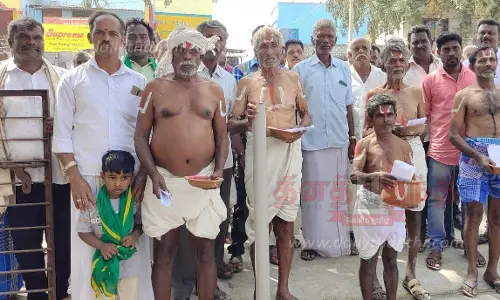 மண் சட்டி ஏந்தி விவசாயிகள் போராட்டம் மண் சட்டி ஏந்தி விவசாயிகள் போராட்டம்