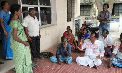 பொதுமக்களுடன் கவுன்சிலர் போராட்டம் பொதுமக்களுடன் கவுன்சிலர் போராட்டம்