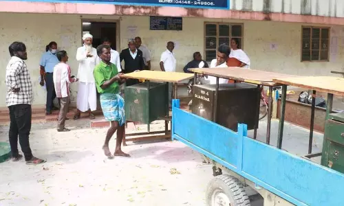 நிலத்தை கையகப்படுத்தியதற்கு இழப்பீட்டு தொகை வழங்காததால் வீட்டு வசதி வாரிய அலுவலக பொருட்கள் ஜப்தி நிலத்தை கையகப்படுத்தியதற்கு இழப்பீட்டு தொகை வழங்காததால் வீட்டு வசதி வாரிய அலுவலக பொருட்கள் ஜப்தி