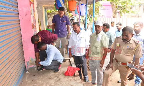 வாடகை பாக்கி வைத்திருந்த 6 கடைகளுக்கு சீல் வாடகை பாக்கி வைத்திருந்த 6 கடைகளுக்கு சீல்