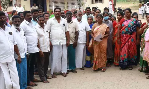 வளவனூர் போலீஸ் நிலையத்தை அதிமுக ஒன்றிய செயலாளரின் ஆதரவாளர்கள் முற்றுகை வளவனூர் போலீஸ் நிலையத்தை அதிமுக ஒன்றிய செயலாளரின் ஆதரவாளர்கள் முற்றுகை