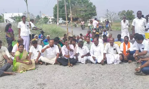 குறைந்த உயரத்தில் பாலம் கட்டுவதை கண்டித்து செஞ்சியில், விவசாயிகள் சாலை மறியல் குறைந்த உயரத்தில் பாலம் கட்டுவதை கண்டித்து செஞ்சியில், விவசாயிகள் சாலை மறியல்
