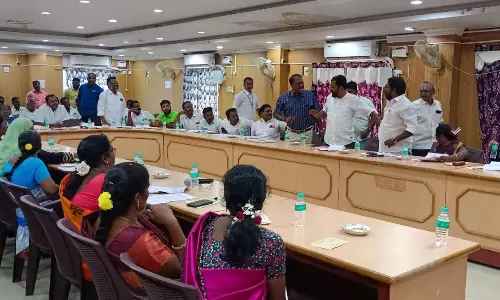 தி.மு.க. உறுப்பினர் அதிக நேரம் பேசியதால் கவுன்சிலர்கள் வாக்குவாதம் தி.மு.க. உறுப்பினர் அதிக நேரம் பேசியதால் கவுன்சிலர்கள் வாக்குவாதம்