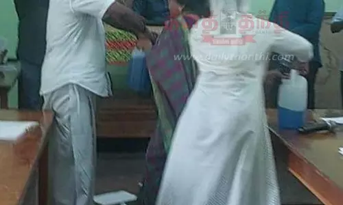 2 பெண் கவுன்சிலர்கள் தீக்குளிக்க முயற்சி 2 பெண் கவுன்சிலர்கள் தீக்குளிக்க முயற்சி
