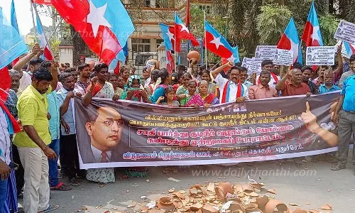 மண் பானைகளை தரையில் போட்டு உடைத்து போராட்டம் மண் பானைகளை தரையில் போட்டு உடைத்து போராட்டம்