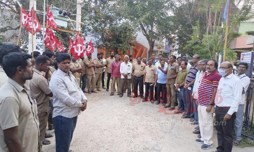 தமிழ்நாடு மின் ஊழியர் மத்திய அமைப்பு சார்பில் ஆர்ப்பாட்டம் தமிழ்நாடு மின் ஊழியர் மத்திய அமைப்பு சார்பில் ஆர்ப்பாட்டம்