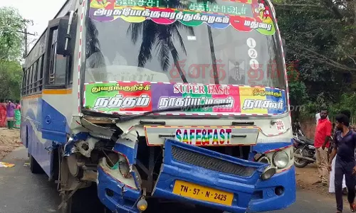 மோட்டார் சைக்கிள் மீது பஸ் மோதி தாய்-மகன் பலி மோட்டார் சைக்கிள் மீது பஸ் மோதி தாய்-மகன் பலி
