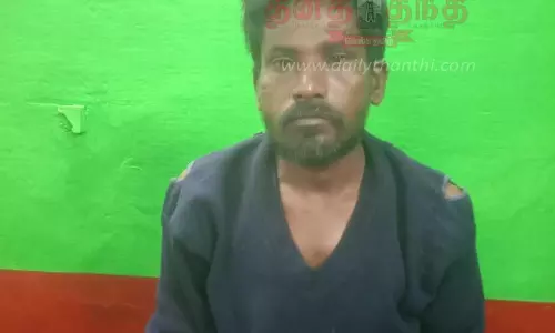 ஓடும் ரெயிலில் செல்போன் திருடிய வாலிபர் கைது ஓடும் ரெயிலில் செல்போன் திருடிய வாலிபர் கைது