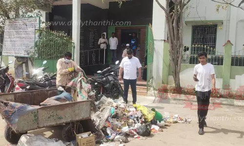 குப்பைகளை கொட்டி காங்கிரஸ் கவுன்சிலர் போராட்டம் குப்பைகளை கொட்டி காங்கிரஸ் கவுன்சிலர் போராட்டம்