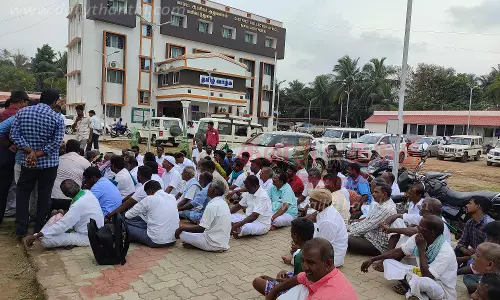 கலெக்டர் அலுவலகத்தில் விவசாயிகள் தர்ணா கலெக்டர் அலுவலகத்தில் விவசாயிகள் தர்ணா