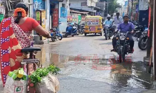 பாதாள சாக்கடை கழிவுநீர் வெளியேறுவதால் சுகாதார சீர்கேடு பாதாள சாக்கடை கழிவுநீர் வெளியேறுவதால் சுகாதார சீர்கேடு