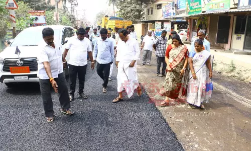 வேலூர் மாநகராட்சியில் ரூ.2 கோடியில் நடைபெறும் சாலை பணிகளை எம்.எல்.ஏ., மேயர் ஆய்வு வேலூர் மாநகராட்சியில் ரூ.2 கோடியில் நடைபெறும் சாலை பணிகளை எம்.எல்.ஏ., மேயர் ஆய்வு