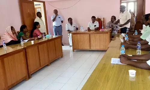 தி.மு.க. கவுன்சிலர்- செயல் அலுவலர் இடையே வாக்குவாதம் தி.மு.க. கவுன்சிலர்- செயல் அலுவலர் இடையே வாக்குவாதம்