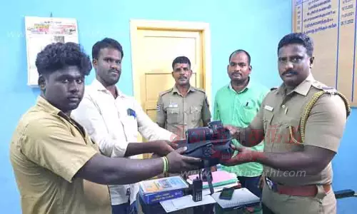 சாலையில் கிடந்த கேமராவை போலீசில் ஒப்படைத்த ஆட்டோ டிரைவர் சாலையில் கிடந்த கேமராவை போலீசில் ஒப்படைத்த ஆட்டோ டிரைவர்