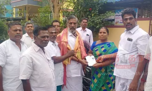 வீடு வீடாக சென்று உதவித்தொகைக்கான ஆணை வழங்கிய அமைச்சர் வீடு வீடாக சென்று உதவித்தொகைக்கான ஆணை வழங்கிய அமைச்சர்