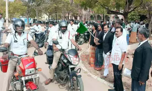 தலைக்கவசத்துடன் இருசக்கர வாகன பேரணி தலைக்கவசத்துடன் இருசக்கர வாகன பேரணி