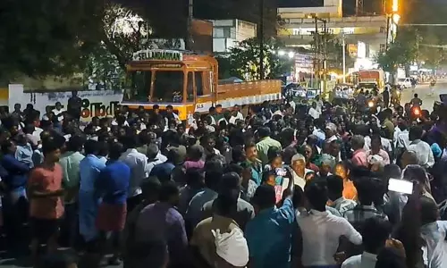பருத்திக்கு கூடுதல் விலை கேட்டு விவசாயிகள் சாலை மறியல் பருத்திக்கு கூடுதல் விலை கேட்டு விவசாயிகள் சாலை மறியல்