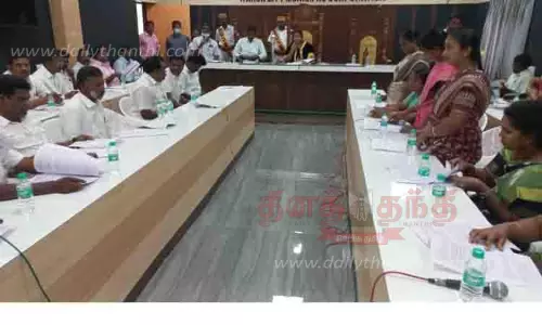 கரூர் மாநகராட்சி கூட்டத்தில் தி.மு.க.- அ.தி.மு.க.வினர் இடையே கடும் வாக்குவாதம் கரூர் மாநகராட்சி கூட்டத்தில் தி.மு.க.- அ.தி.மு.க.வினர் இடையே கடும் வாக்குவாதம்