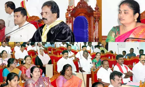 டெண்டர் நோட்டீஸ் வழங்குவது தொடர்பாக மேயருடன் தி.மு.க. கவுன்சிலர்கள் வாக்குவாதம் டெண்டர் நோட்டீஸ் வழங்குவது தொடர்பாக மேயருடன் தி.மு.க. கவுன்சிலர்கள் வாக்குவாதம்