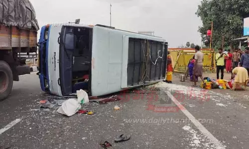 வேன் கவிழ்ந்து 2 பேர் படுகாயம் வேன் கவிழ்ந்து 2 பேர் படுகாயம்