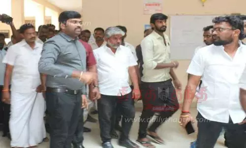 நெல்லை மாநகராட்சி அலுவலகத்தில் தி.மு.க. நிர்வாகி-கவுன்சிலர்கள் இடையே கடும் வாக்குவாதம் நெல்லை மாநகராட்சி அலுவலகத்தில் தி.மு.க. நிர்வாகி-கவுன்சிலர்கள் இடையே கடும் வாக்குவாதம்