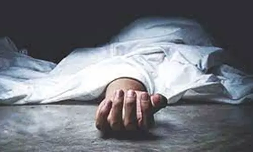 ஈரோட்டில் பரிதாபம்: ஊஞ்சல் ஆடும்போது சேலையில் கழுத்து இறுகி சிறுவன் பலி ஈரோட்டில் பரிதாபம்: ஊஞ்சல் ஆடும்போது சேலையில் கழுத்து இறுகி சிறுவன் பலி
