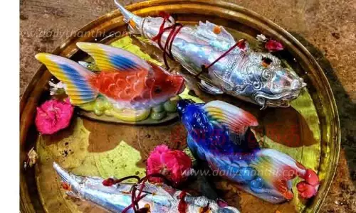 மதுரை மீனாட்சி அம்மன் கோவிலில் வலைவீசி தெப்பத்திருவிழா - பக்தர்கள் சாமி தரிசனம் மதுரை மீனாட்சி அம்மன் கோவிலில் வலைவீசி தெப்பத்திருவிழா - பக்தர்கள் சாமி தரிசனம்