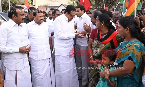 ஈரோடு கிழக்கு சட்டமன்ற தொகுதி தி.மு.க. கூட்டணி வேட்பாளர் ஈ.வி.கே.எஸ்.இளங்கோவன் தேர்தல் பிரசாரம் தொடங்கினார்- வீடு வீடாக சென்று பொதுமக்களை சந்தித்தார் ஈரோடு கிழக்கு சட்டமன்ற தொகுதி தி.மு.க. கூட்டணி வேட்பாளர் ஈ.வி.கே.எஸ்.இளங்கோவன் தேர்தல் பிரசாரம் தொடங்கினார்- வீடு வீடாக சென்று பொதுமக்களை சந்தித்தார்
