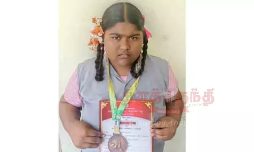 குத்துச்சண்டை போட்டியில் பள்ளி மாணவி சாதனை குத்துச்சண்டை போட்டியில் பள்ளி மாணவி சாதனை