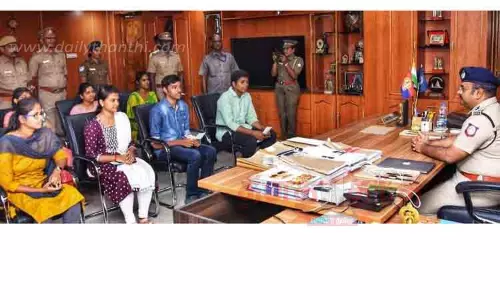 பிளஸ்-2 தேர்வில் அதிக மதிப்பெண் பெற்ற போலீசாரின் குழந்தைகளுக்கு கமிஷனர் பரிசுத்தொகை பிளஸ்-2 தேர்வில் அதிக மதிப்பெண் பெற்ற போலீசாரின் குழந்தைகளுக்கு கமிஷனர் பரிசுத்தொகை