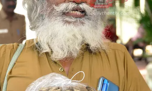 தராசில் 10 ரூபாய் நாணயங்களுடன் காந்தி வேடத்தில் வந்து வேட்பு மனு தாக்கல் செய்த யோகா பயிற்சியாளர் தராசில் 10 ரூபாய் நாணயங்களுடன் காந்தி வேடத்தில் வந்து வேட்பு மனு தாக்கல் செய்த யோகா பயிற்சியாளர்